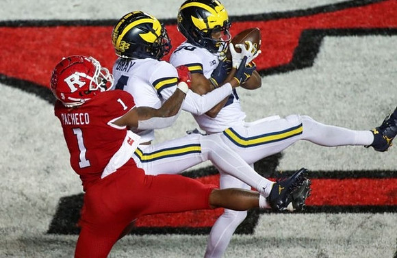 Vincent Gray (4) and Daxton Hill (30)