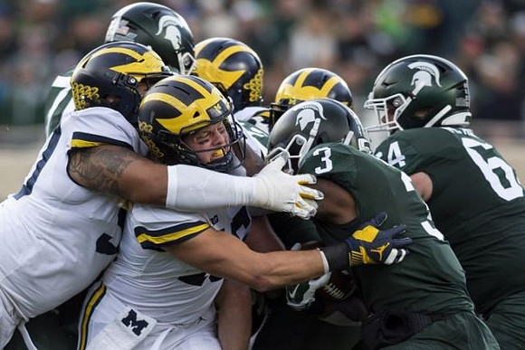 Bryan Mone (90) and Chase Winovich (15)