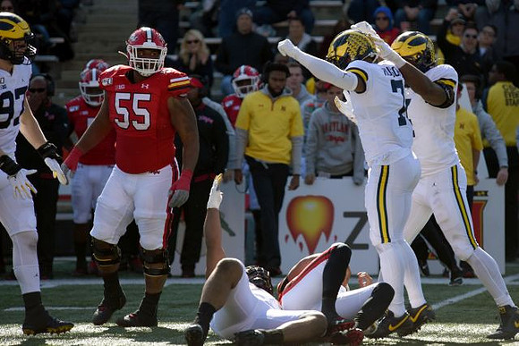 Aidan Hutchinson (97) and Khaleke Hudson (7)