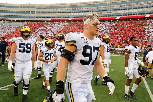 Aidan Hutchinson (97) and Michigan Team