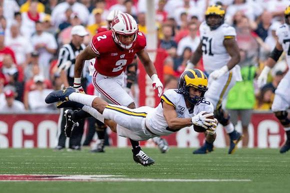 Ronnie Bell (8) and Cesar Ruiz (51)