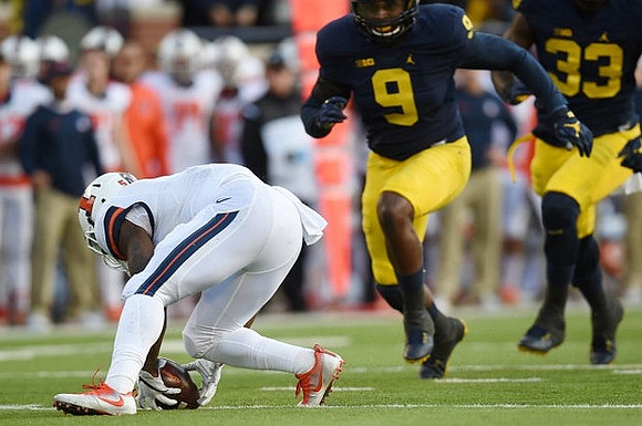 Mike McCray (9) and Taco Charlton (33)