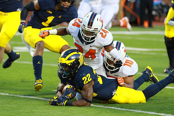 Kekoa Crawford (1) and Karan Higdon (22)