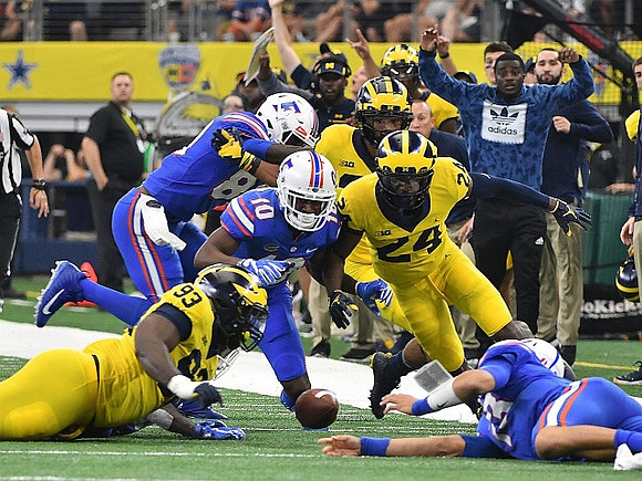 Lawrence Marshall (93) and Lavert Hill (24)