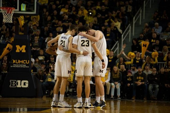 Franz Wagner (21), Brandon Johns Jr. (23), and Jon Teske (15)