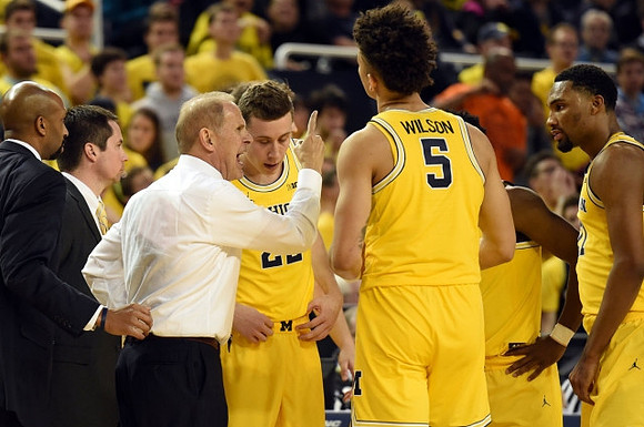 Saddi Washington, Billy Donlon, John Beilein, Duncan Robinson (22), D.J. Wilson (5), and Zak Irvin (21)