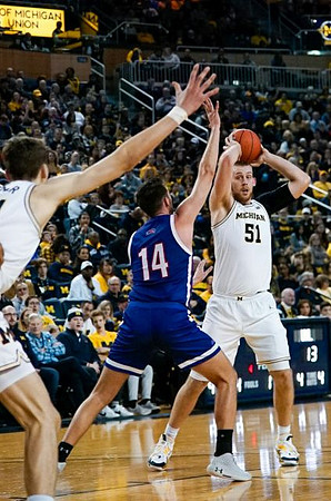 Austin Davis (51) and Franz Wagner (21)