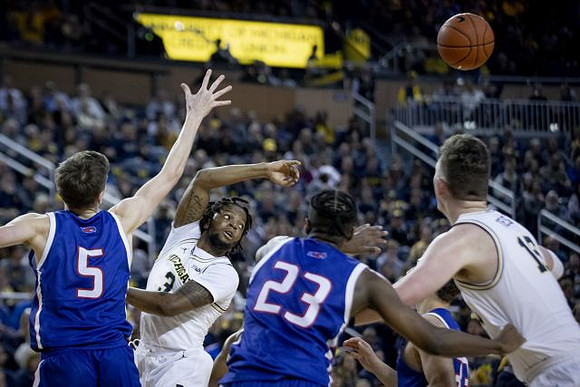 Zavier Simpson (3) and Jon Teske (15)