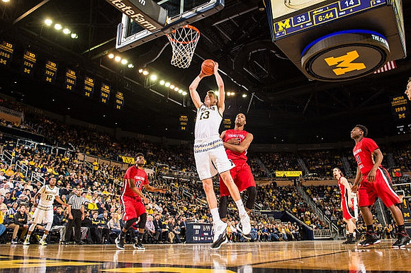 Muhammad-Ali Abdur-Rahkman (12) and Moritz Wagner (13)