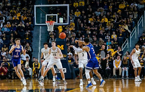 Brandon Johns Jr. (23), Jon Teske (15), Zavier Simpson (3), and Eli Brooks (55)