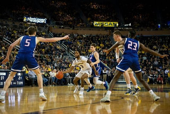 Zavier Simpson (3) and Jon Teske (15)