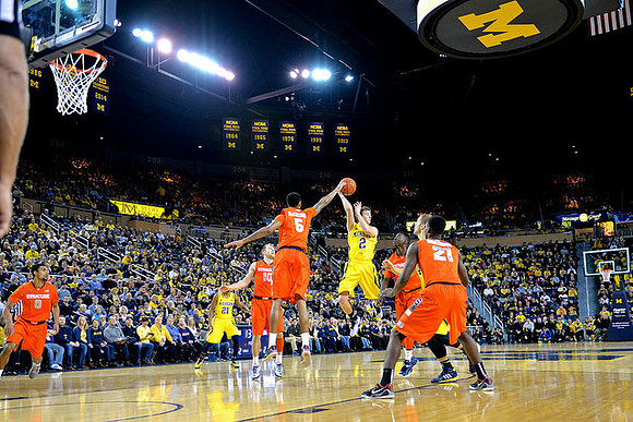 Zak Irvin (21) and Spike Albrecht (2)