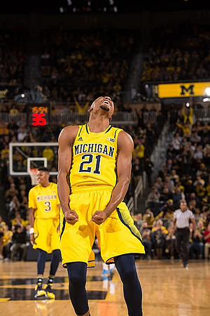 Kameron Chatman (3) and Zak Irvin (21)
