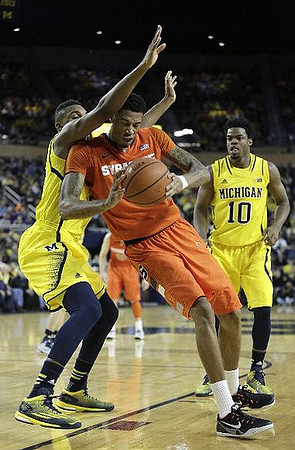 Zak Irvin (21) and Derrick Walton Jr. (10)