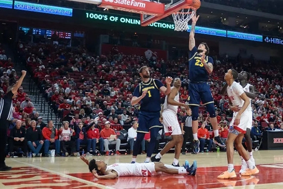 Hunter Dickinson (1) and Brandon Johns Jr. (23)