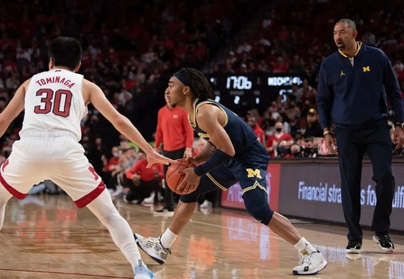 Frankie Collins (10) and Juwan Howard