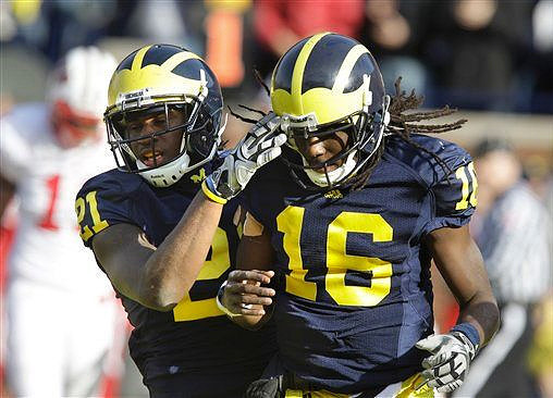 Junior Hemingway (21) and Denard Robinson (16)