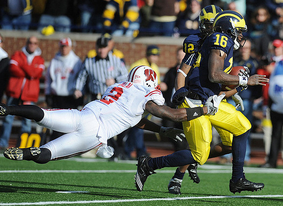 Roy Roundtree (12) and Denard Robinson (16)