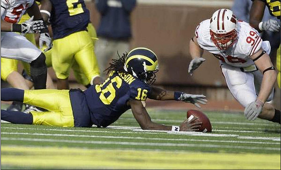 Denard Robinson (16) and Vincent Smith (2)