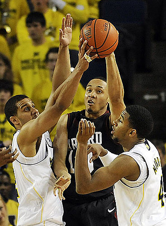 Jordan Morgan (52) and Darius Morris (4)