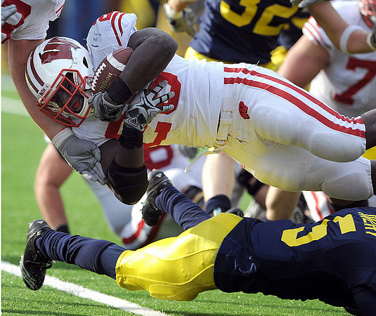 Courtney Avery (5) and Jordan Kovacs (32)