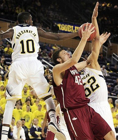 Tim Hardaway Jr. (10) and Jordan Morgan (52)