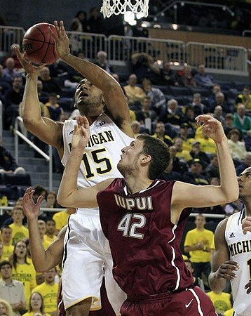 Jon Horford (15) and Glenn Robinson III (1)