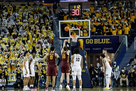 Caleb Houstan (22), Moussa Diabate (14), Frankie Collins (10), Eli Brooks (55), and Hunter Dickinson (1)