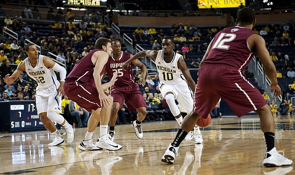 Tim Hardaway Jr. (10) and Jordan Morgan (52)