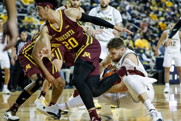 Hunter Dickinson (1), Caleb Houstan (22), Brandon Johns Jr. (23), and DeVante' Jones (12)