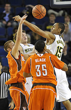 Zack Novak (0) and Jon Horford (15)