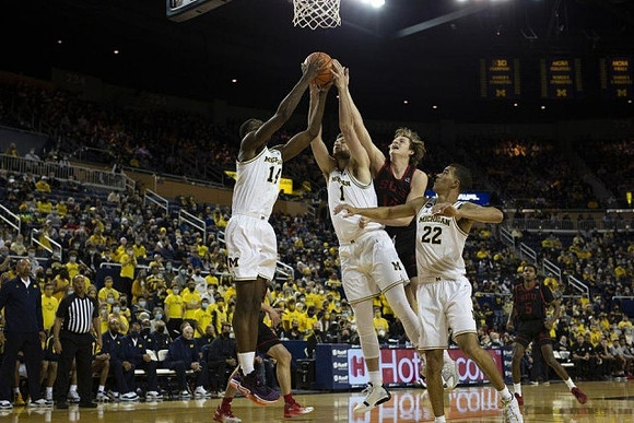 Caleb Houstan (22), Hunter Dickinson (1), and Moussa Diabate (14)