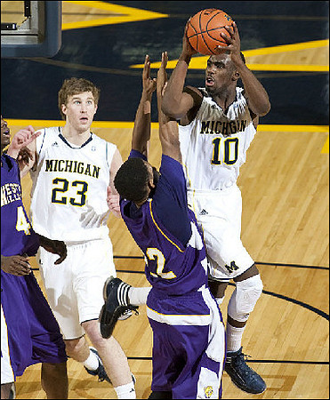 Evan Smotrycz (23) and Tim Hardaway Jr. (10)