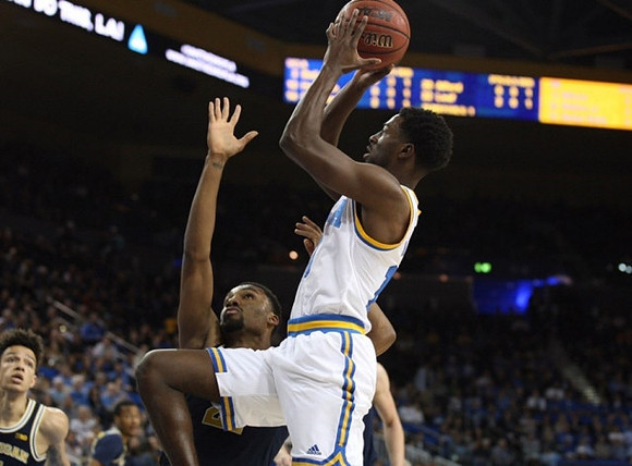 D.J. Wilson (5) and Zak Irvin (21)