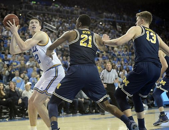 Zak Irvin (21) and Moritz Wagner (13)