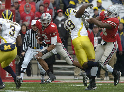 Stevie Brown (3) and John Thompson (49)
