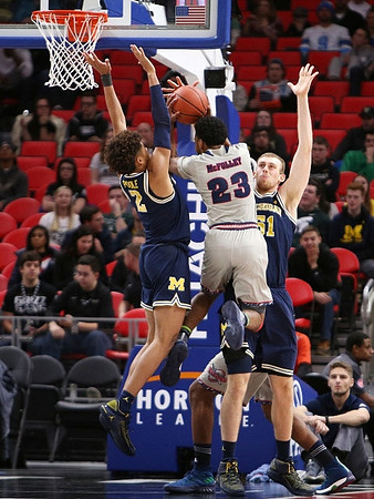 Jordan Poole (2) and Austin Davis (51)