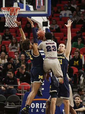 Jordan Poole (2) and Austin Davis (51)