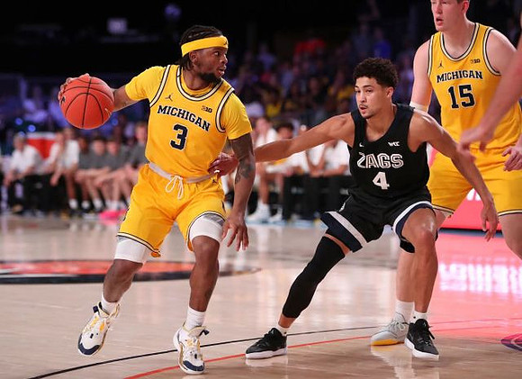 Zavier Simpson (3) and Jon Teske (15)