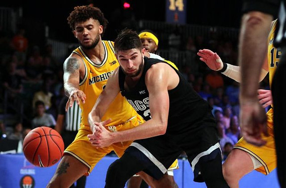 Isaiah Livers (2), Zavier Simpson (3), and Jon Teske (15)