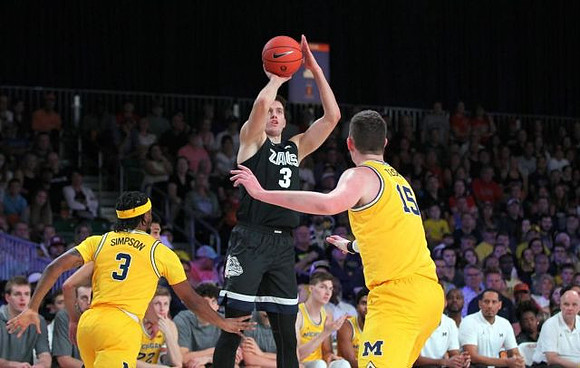 Zavier Simpson (3) and Jon Teske (15)