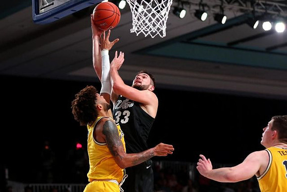 Isaiah Livers (2) and Jon Teske (15)