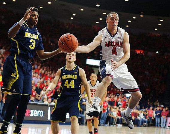 Kameron Chatman (3) and Max Bielfeldt (44)