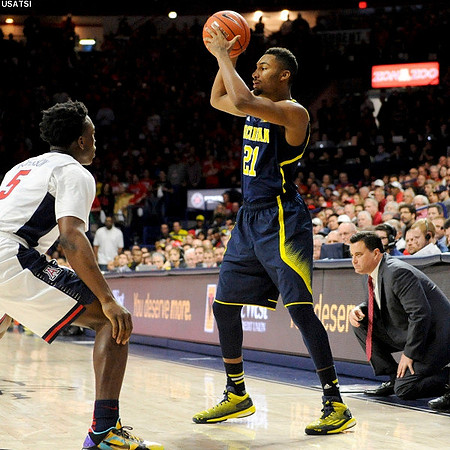 Zak Irvin (21) and Arizona Head Coach Sean Miller