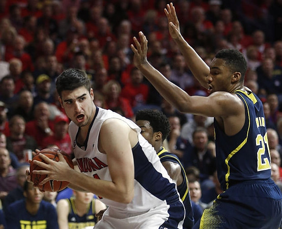 Zak Irvin (21) and Derrick Walton Jr. (10)