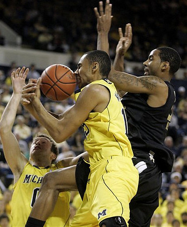 Zack Novak (0) and Jon Horford (15)