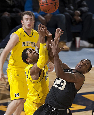 Zack Novak (0) and Darius Morris (4)