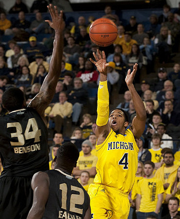Darius Morris (4)