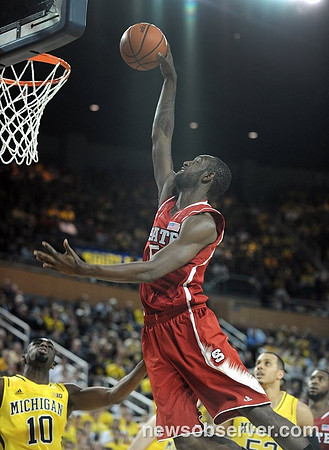 Tim Hardaway Jr. (10) and Jordan Morgan (52)
