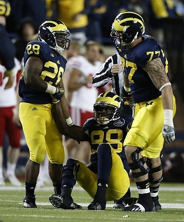 Fitzgerald Toussaint (28), Devin Gardner (98), and Taylor Lewan (77)